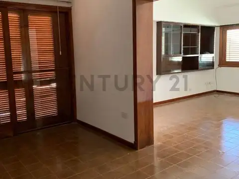 Casa 8 ambientes con 2 baños