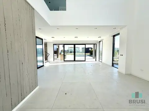 Casa en Venta con 4 cocheras