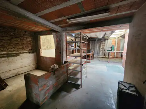 GALPON CON VIVIENDA A RECICLAR