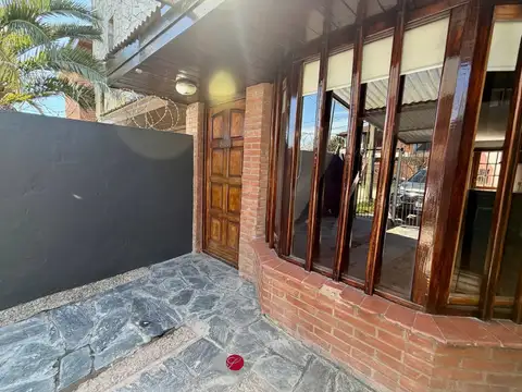 Depto Tipo Casa en Alquiler con 1 cocheras