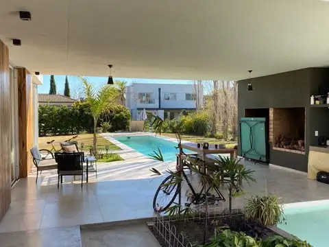 Casa en Venta con 1 cochera