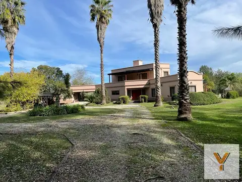 Casa en venta - 4 Dormitorios 3 Baños - Cocheras - 15.040Mts2 - Campos de Roca