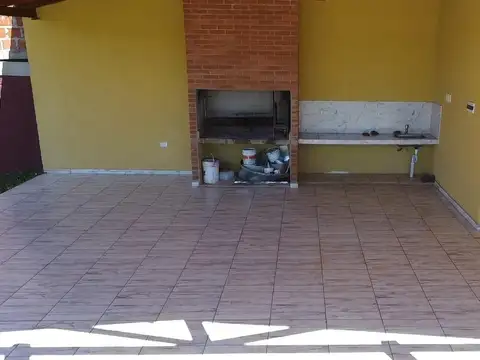 Espectacular Quincho con pileta y Muros