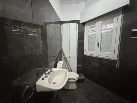 Oficina 10 ambientes con 3 baños