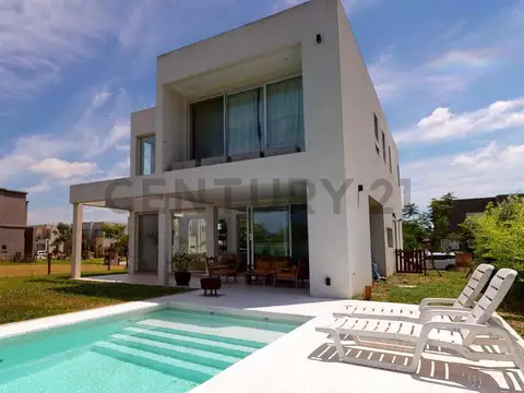 EN VENTA CASA DE 4 DORMITORIOS BARRIO CASTAÑOS NORDELTA