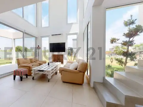 EN VENTA CASA DE 4 DORMITORIOS BARRIO CASTAÑOS NORDELTA