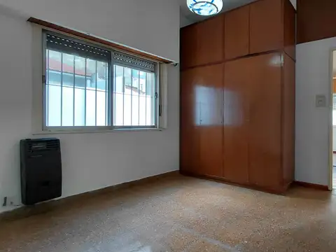 Amplio PH 3 ambientes con patio - Excelente estado