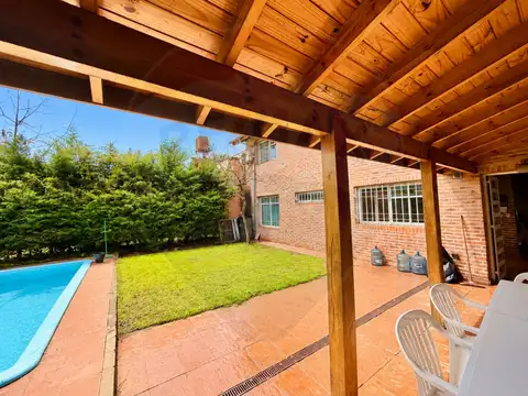 CASA 4 DORM. PILETA Y QUINCHO B CERRADO C. JARDIN