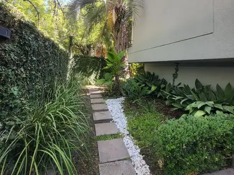 Casa en Alquiler con 2 cocheras