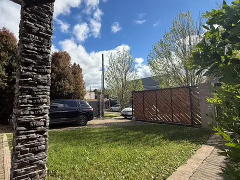 CASA 3 AMBIENTES JARDIN PARRILLA Y COCHERA CUBIERTA