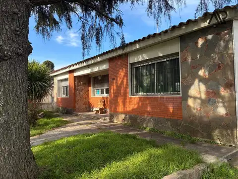 Casa en venta de 4 dormitorios c/ jardin en Lezica