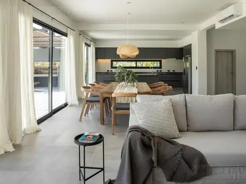 Casa en Venta con 2 cocheras