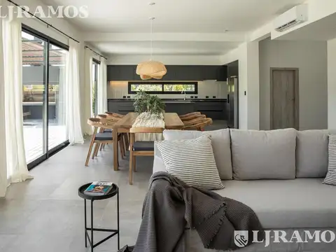 Casa en Venta con 2 cocheras