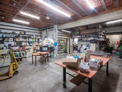 VENTA DE LOCAL COMERCIAL EN PH EN LOMAS DE ZAMORA.