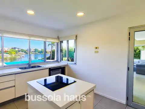 Casa 6 ambientes con 4 baños