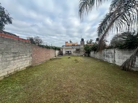 VENTA Casa de pasillo, 3 dormitorios y patio.