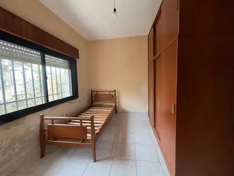 VENTA Casa de pasillo, 3 dormitorios y patio.
