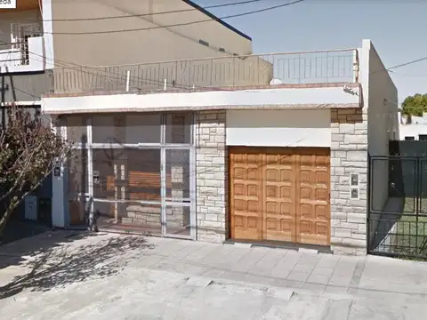 Casa 7 ambientes con una cochera en venta en Quilmes