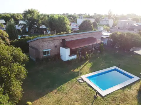 Casa 4 ambientes con 2 baños