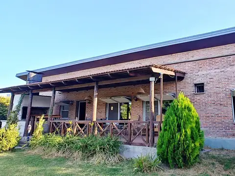 FUNES - Alquiler/venta! Casa estilo campestre con 1400 m2 de lote!