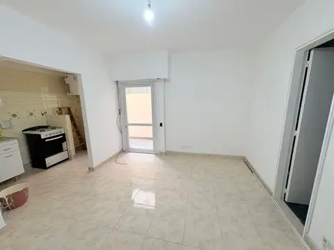 MONOAMBIENTE LUMINOSO - PATIO - BAÑO COMPLETO  - COCINA AMP