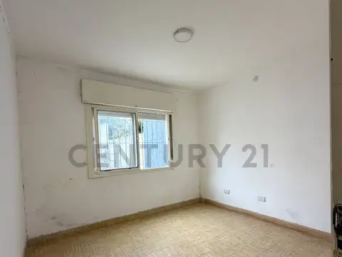 Casa 2 dormitorios - 5 ambientes - Con potencial de renovación. VENADO TUERTO