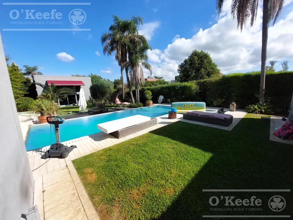 Casa - 250  m² Cubierta | 3 dormitorios | A Estrenar | 4 baños | 6 ambientes | 4 cocheras