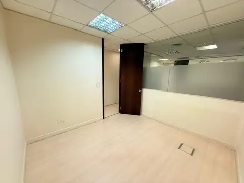 Oficina 5 ambientes con 6 baños