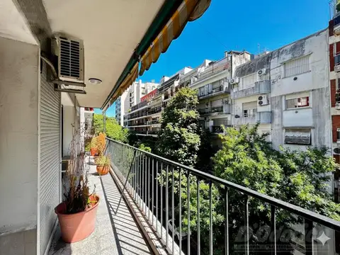 Piso de 5 ambientes con depencencia y balcón al frente