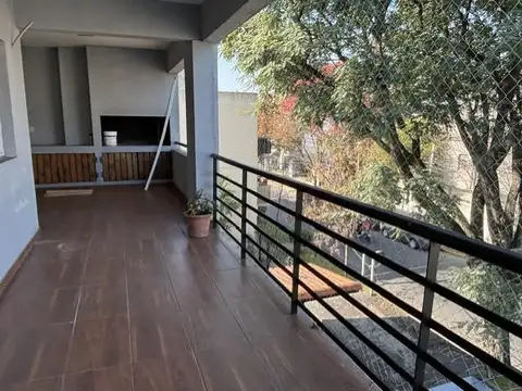 OLIVOS DEPARTAMENTO 3 AMBIENTES CON BALCON TERRAZA BAÑO TOILETTE  Y COCHERA