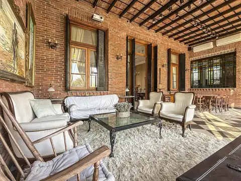 Casa 8 ambientes con 3 baños