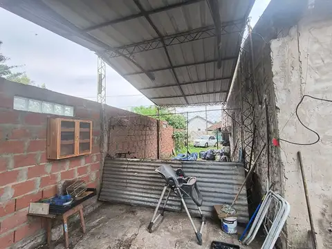 VENTA CASA CON PARQUE EN LOTE PROPIO BURZACO