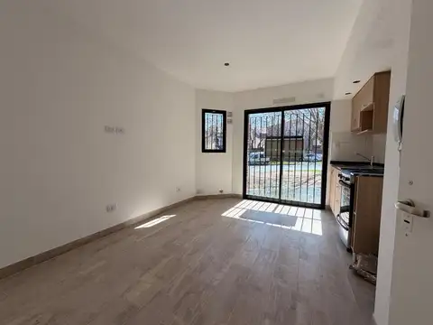 PB "B", Venta 2 ambientes sin expensas, semipisos al frente.