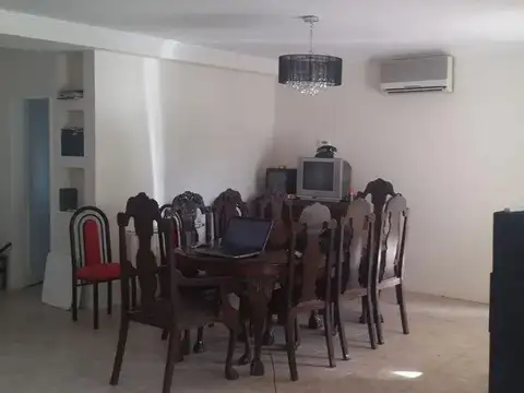 Casa 6 ambientes con 2 baños