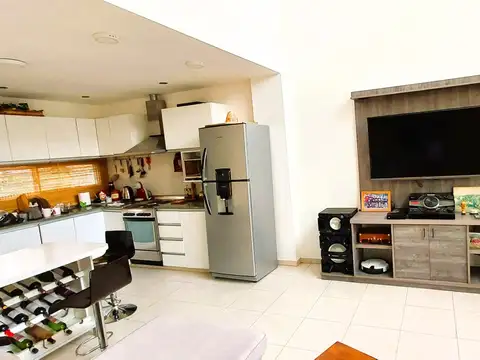 Casa de 4 amb. Garage pasante. Quincho. Amplia Piscina.