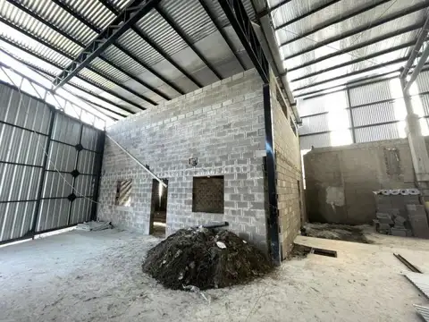 Av. de los Granaderos 2400- Galpón 2700 m2