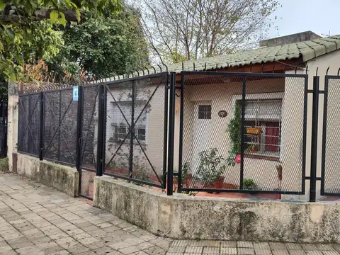 VENTA - DOS CASAS MISMO LOTE DE 2 Y 3 AMB, LOMAS DE ZAMORA