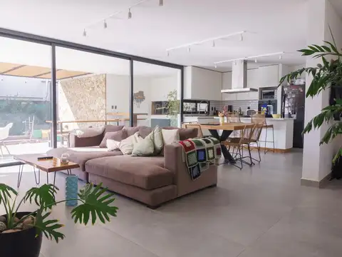 Casa en Venta con 2 cocheras