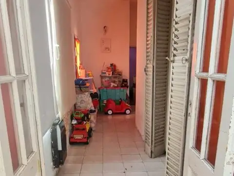 VENTA.- CASA 4 AMB CON GRAN JARDIN Y QUINCHO .- LOTE DE 8.66X45.84.- 204 M2 CUBIERTOS