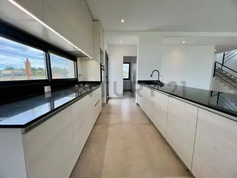 Venta de casa en Puertos Escobar Barrio Nativas - 4 dormitorios con pileta A ESTRENAR
