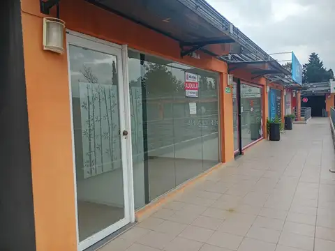 Local en Alquiler en Francisco Álvarez, $ 580.000