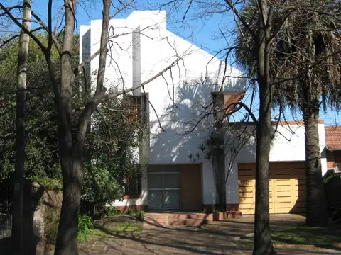 EN UNA MUY BUENA UBICACIÓN, EXCELENTE  CHALET SOBRE UN GRAN TERRENO!!!