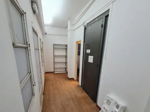 OFICINA 230 MTS AL FRENTE CON 2 BAÑOS. (BARRIO: CONGRESO/CENTRO)
