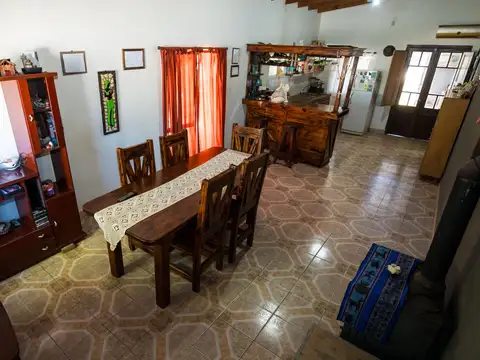 Casa 4 ambientes con 2 baños