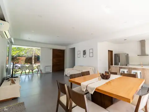 Casa 4 ambientes con 2 baños
