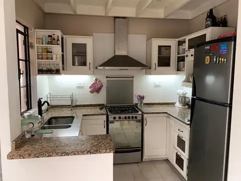 Casa 4 ambientes con 2 baños