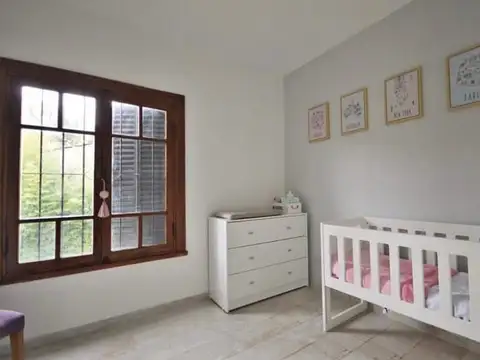 OPORTUNIDAD CASA RECICLADA A NUEVA 4 AMBIENTES CON COCHERA