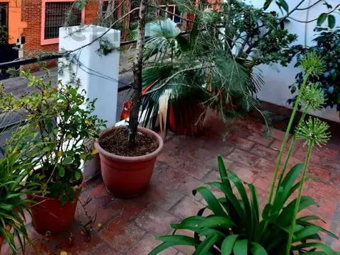 VENTA CASA RECICLADA 4 AMBIENTES EN PARQUE CHACABUCO - SIN EXPENSAS - SIN GASTOS DE COCHERA