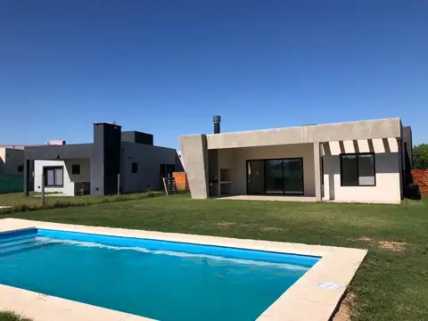 Alquiler anual casa con pileta - San Ramiro Pilar del Este (disponible a partir del 1 de junio)