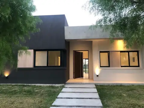 Casa Chalet  en Alquiler en San Ramiro, Pilar del Este, Pilar